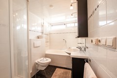 Nieuwe foto badkamer hilbert-makelaardij-botterstraat-50-makkum-friesland-39-tegels-bewerkt.jpeg